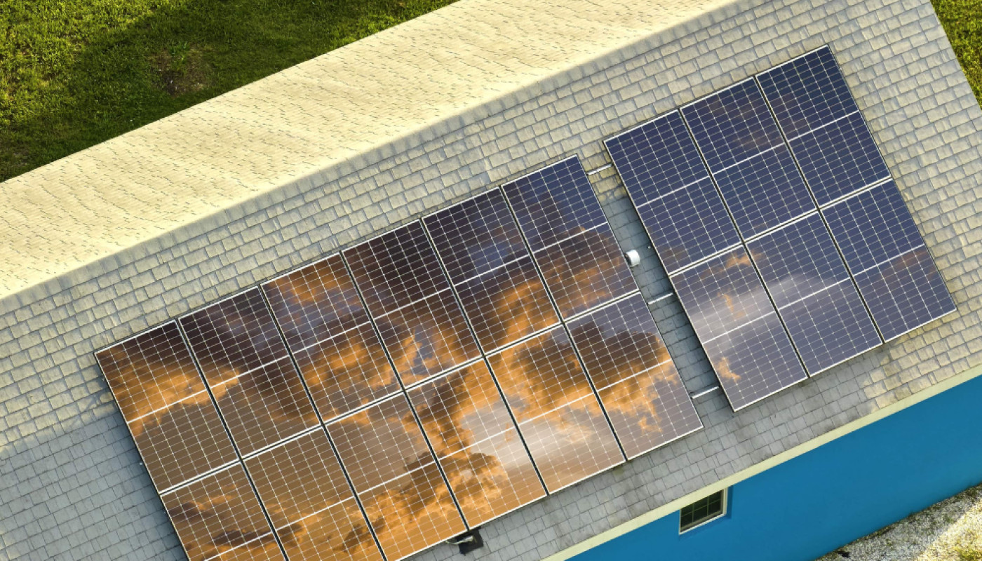 Climatisation, cheminées, lanterneaux : ces contraintes qui redessinent une toiture photovoltaïque industrielle